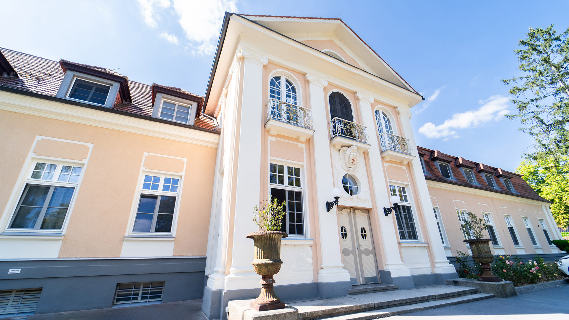 Ein Foto des Eingangs zum Schloss Bantikow. Die Facade ist reich verziert.